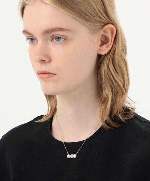TOMORROWLAND （トゥモローランド）の「MOUNIR 3pearl ネックレス（ネックレス・レディース・ゴールド系その他・FREE）」の2枚目の写真