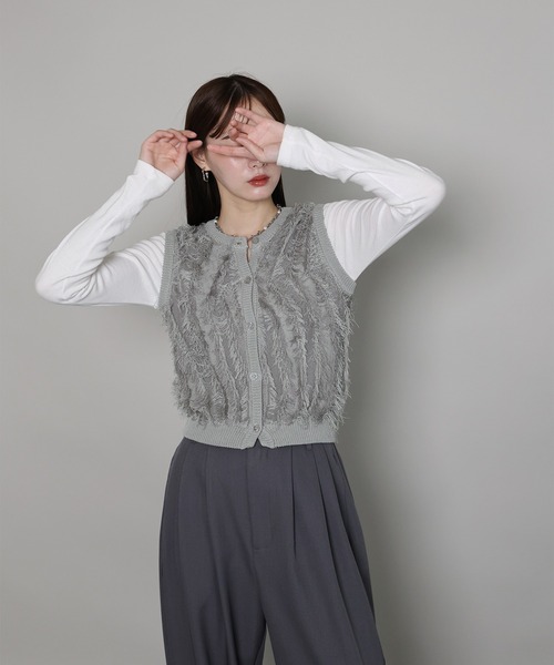 J by blue(ジェイバイブルー)の「ミックスフリンジニットベスト(ベスト・レディース・ベージュ/グレー・MEDIUM)」の13枚目の写真