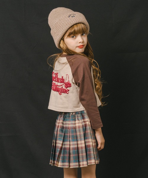 URBAN CHERRY(アーバンチェリー)の「【綿100%】発泡ロゴプリントクロップド丈ラグランロンT(Tシャツ/カットソー・キッズ・レッド/ブラウン/チャコール/ブラック・110cm/120cm/130cm/140cm/150cm)」の4枚目の写真