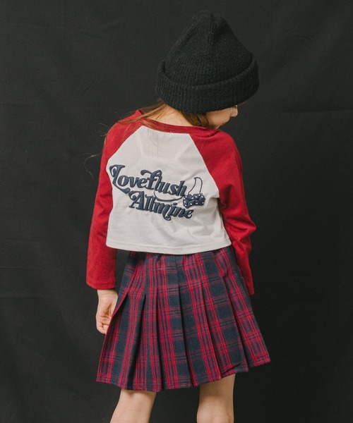 URBAN CHERRY(アーバンチェリー)の「【綿100%】発泡ロゴプリントクロップド丈ラグランロンT(Tシャツ/カットソー・キッズ・レッド/ブラウン/チャコール/ブラック・110cm/120cm/130cm/140cm/150cm)」の1枚目の写真