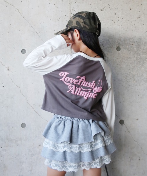 URBAN CHERRY(アーバンチェリー)の「【綿100%】発泡ロゴプリントクロップド丈ラグランロンT(Tシャツ/カットソー・キッズ・レッド/ブラウン/チャコール/ブラック・110cm/120cm/130cm/140cm/150cm)」の3枚目の写真