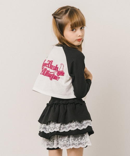 URBAN CHERRY(アーバンチェリー)の「【綿100%】発泡ロゴプリントクロップド丈ラグランロンT(Tシャツ/カットソー・キッズ・レッド/ブラウン/チャコール/ブラック・110cm/120cm/130cm/140cm/150cm)」の2枚目の写真