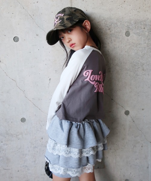 URBAN CHERRY(アーバンチェリー)の「【綿100%】発泡ロゴプリントクロップド丈ラグランロンT(Tシャツ/カットソー・キッズ・レッド/ブラウン/チャコール/ブラック・110cm/120cm/130cm/140cm/150cm)」の10枚目の写真