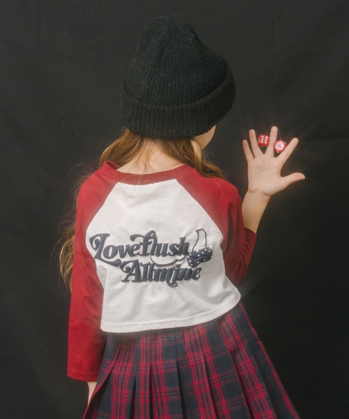 URBAN CHERRY(アーバンチェリー)の「【綿100%】発泡ロゴプリントクロップド丈ラグランロンT(Tシャツ/カットソー・キッズ・レッド/ブラウン/チャコール/ブラック・110cm/120cm/130cm/140cm/150cm)」の20枚目の写真