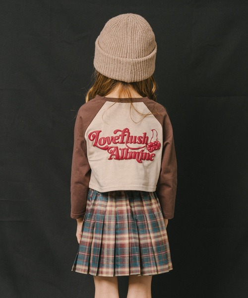 URBAN CHERRY(アーバンチェリー)の「【綿100%】発泡ロゴプリントクロップド丈ラグランロンT(Tシャツ/カットソー・キッズ・レッド/ブラウン/チャコール/ブラック・110cm/120cm/130cm/140cm/150cm)」の14枚目の写真