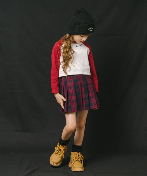 URBAN CHERRY(アーバンチェリー)の「【綿100%】発泡ロゴプリントクロップド丈ラグランロンT(Tシャツ/カットソー・キッズ・レッド/ブラウン/チャコール/ブラック・110cm/120cm/130cm/140cm/150cm)」の16枚目の写真