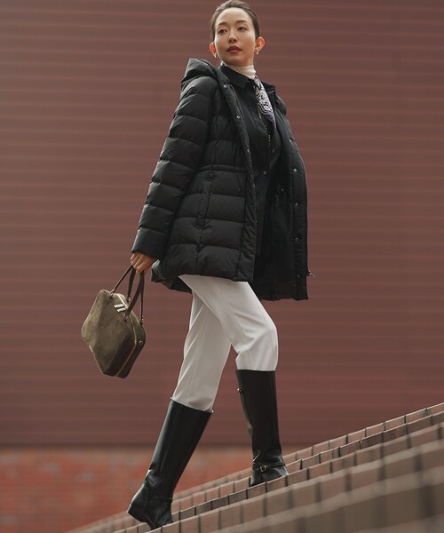 23区(ニジュウサンク)の「【滝沢眞規子さん着用/洗える】メリノウールサテン 2WAYドルマンスリーブシャツ(シャツ/ブラウス・レディース・ブラック系/パイングリーン系・38)」の4枚目の写真