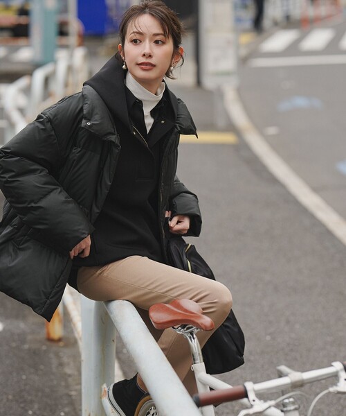 23区(ニジュウサンク)の「【滝沢眞規子さん着用/洗える】メリノウールサテン 2WAYドルマンスリーブシャツ(シャツ/ブラウス・レディース・ブラック系/パイングリーン系・38)」の8枚目の写真