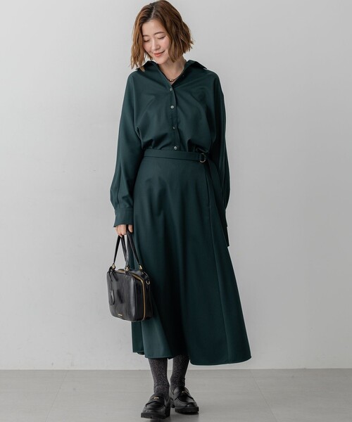 23区(ニジュウサンク)の「【滝沢眞規子さん着用/洗える】メリノウールサテン 2WAYドルマンスリーブシャツ(シャツ/ブラウス・レディース・ブラック系/パイングリーン系・38)」の16枚目の写真