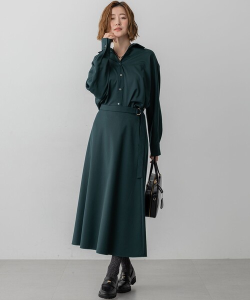 23区(ニジュウサンク)の「【滝沢眞規子さん着用/洗える】メリノウールサテン 2WAYドルマンスリーブシャツ(シャツ/ブラウス・レディース・ブラック系/パイングリーン系・38)」の17枚目の写真