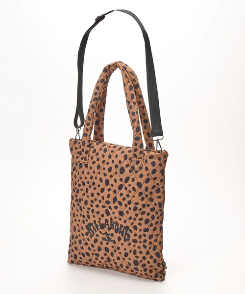 BILLABONG(ビラボン)の「BILLABONG レディース QUILT 2WAY SHOULDER ショルダーバッグ 【2025年秋冬モデル】 @autumn /ビラボンキルト加工ロゴワンポイントマルチバッグ(ショルダーバッグ・レディース・ブラック/ブラウン系その他・FREE)」の2枚目の写真