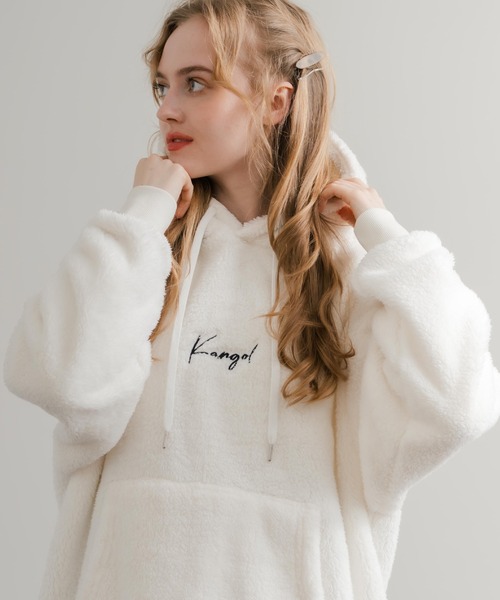 KANGOL（カンゴール）の「KANGOL カンゴール 別注コラボ ロゴ刺繍シャギーボアフリースプルオーバーパーカー（パーカー・メンズ・ブラウン/ベージュ/チャコール/ネイビー/オフホワイト/ブラック・M/L/XL）」の2枚目の写真