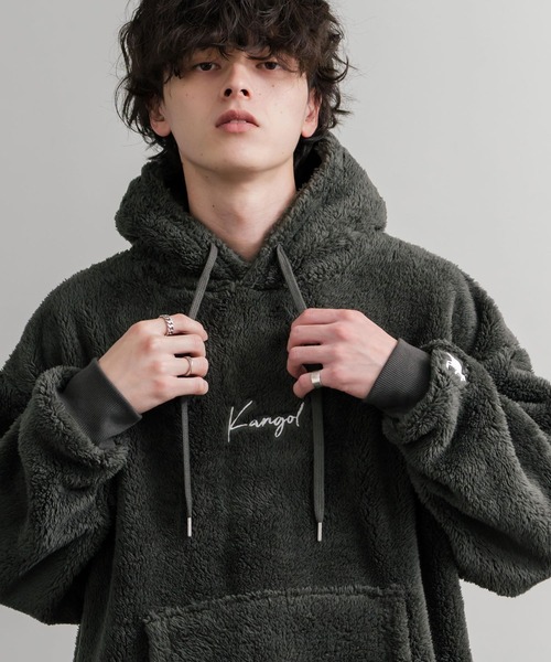 KANGOL（カンゴール）の「KANGOL カンゴール 別注コラボ ロゴ刺繍シャギーボアフリースプルオーバーパーカー（パーカー・メンズ・ブラウン/ベージュ/チャコール/ネイビー/オフホワイト/ブラック・M/L/XL）」の3枚目の写真