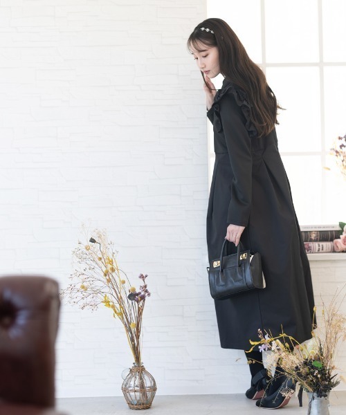 Neige(ネージュ)の「丸襟肩フリルタフタ切替ワンピース(ワンピース・レディース・ブラック/ネイビー・ONE SIZE)」の5枚目の写真