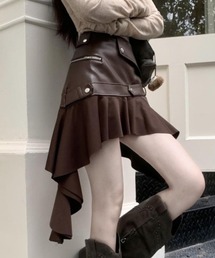 可愛く決まるレザー異素材スカート