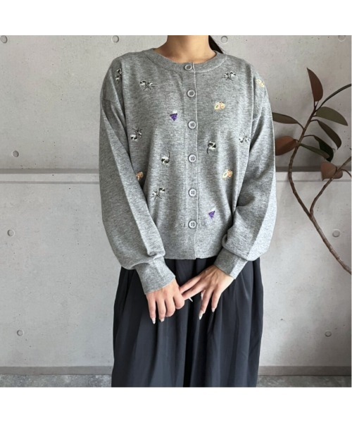 amini（アミニ）の「モチーフ刺繍　クルーネックニットカーディガン（カーディガン/ボレロ・レディース・ブラック/グレー/ブラウン・MEDIUM）」の3枚目の写真