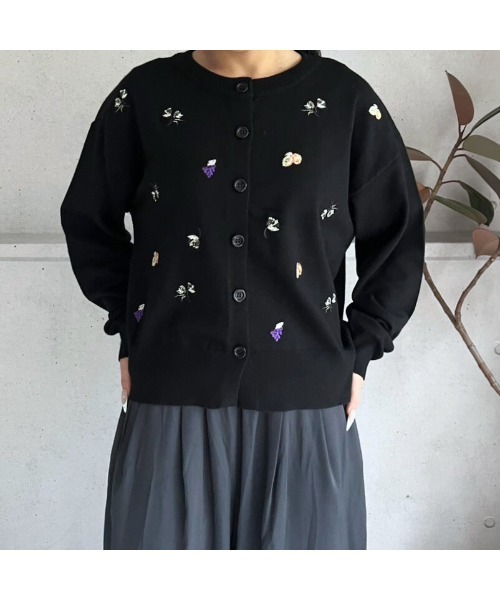 amini（アミニ）の「モチーフ刺繍　クルーネックニットカーディガン（カーディガン/ボレロ・レディース・ブラック/グレー/ブラウン・MEDIUM）」の2枚目の写真