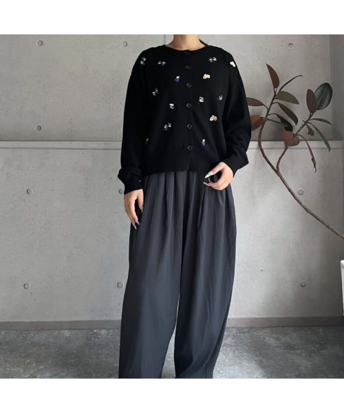 amini（アミニ）の「モチーフ刺繍　クルーネックニットカーディガン（カーディガン/ボレロ・レディース・ブラック/グレー/ブラウン・MEDIUM）」の4枚目の写真