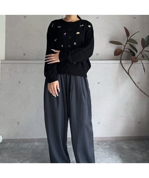 amini（アミニ）の「モチーフ刺繍　クルーネックニットカーディガン（カーディガン/ボレロ・レディース・ブラック/グレー/ブラウン・MEDIUM）」の5枚目の写真