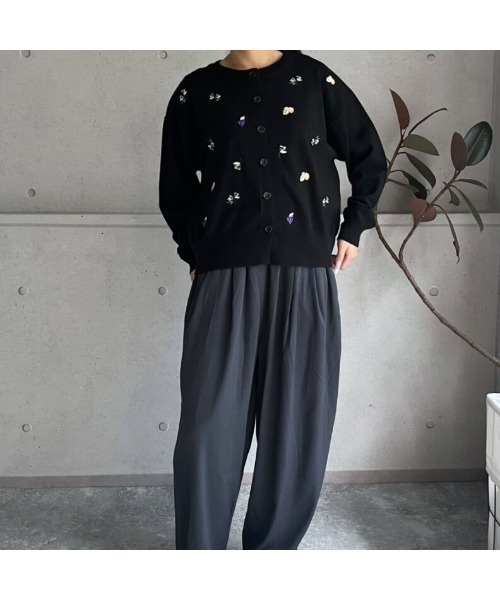 amini（アミニ）の「モチーフ刺繍　クルーネックニットカーディガン（カーディガン/ボレロ・レディース・ブラック/グレー/ブラウン・MEDIUM）」の6枚目の写真