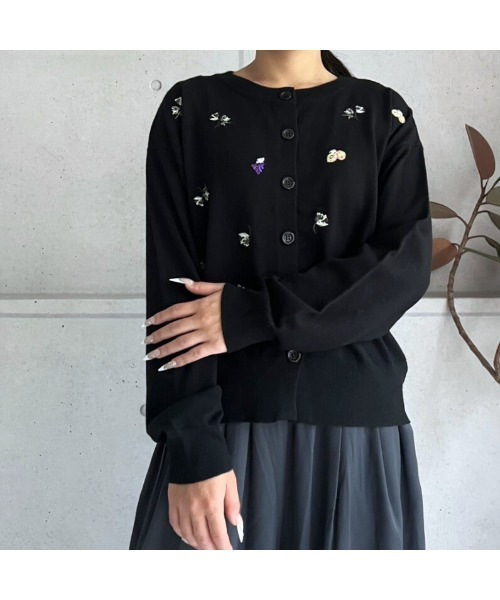 amini（アミニ）の「モチーフ刺繍　クルーネックニットカーディガン（カーディガン/ボレロ・レディース・ブラック/グレー/ブラウン・MEDIUM）」の8枚目の写真