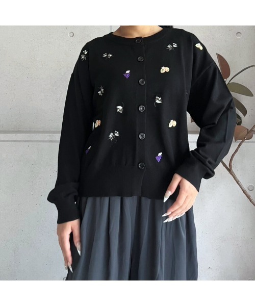 amini（アミニ）の「モチーフ刺繍　クルーネックニットカーディガン（カーディガン/ボレロ・レディース・ブラック/グレー/ブラウン・MEDIUM）」の10枚目の写真