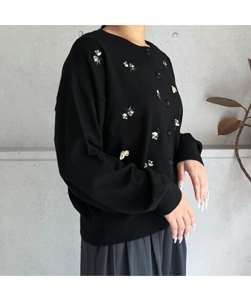amini（アミニ）の「モチーフ刺繍　クルーネックニットカーディガン（カーディガン/ボレロ・レディース・ブラック/グレー/ブラウン・MEDIUM）」の11枚目の写真