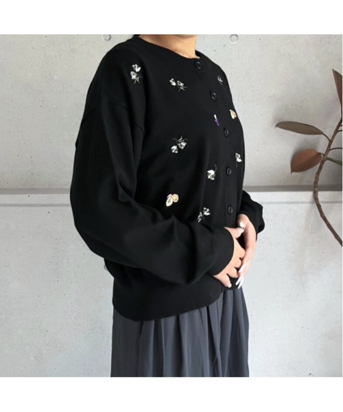 amini（アミニ）の「モチーフ刺繍　クルーネックニットカーディガン（カーディガン/ボレロ・レディース・ブラック/グレー/ブラウン・MEDIUM）」の12枚目の写真