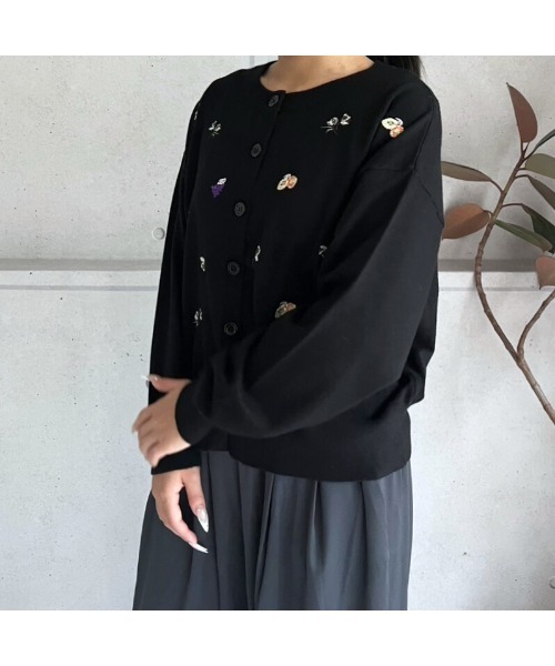 amini（アミニ）の「モチーフ刺繍　クルーネックニットカーディガン（カーディガン/ボレロ・レディース・ブラック/グレー/ブラウン・MEDIUM）」の14枚目の写真