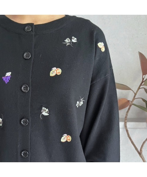 amini（アミニ）の「モチーフ刺繍　クルーネックニットカーディガン（カーディガン/ボレロ・レディース・ブラック/グレー/ブラウン・MEDIUM）」の15枚目の写真