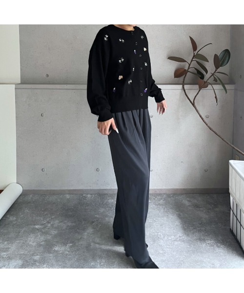 amini（アミニ）の「モチーフ刺繍　クルーネックニットカーディガン（カーディガン/ボレロ・レディース・ブラック/グレー/ブラウン・MEDIUM）」の7枚目の写真