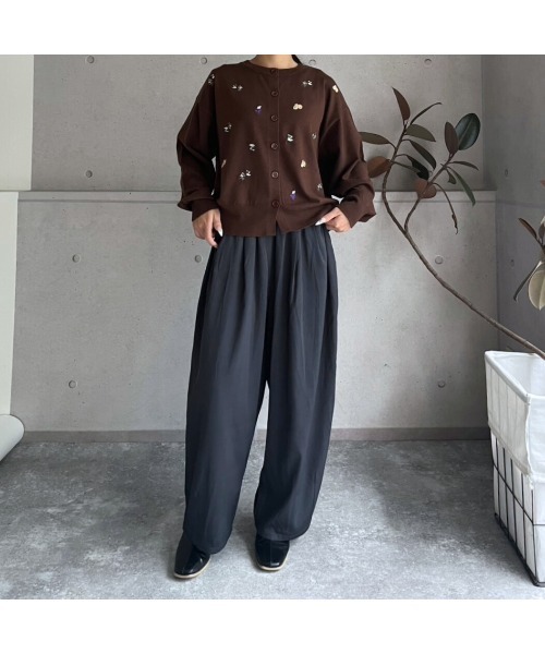 amini（アミニ）の「モチーフ刺繍　クルーネックニットカーディガン（カーディガン/ボレロ・レディース・ブラック/グレー/ブラウン・MEDIUM）」の16枚目の写真