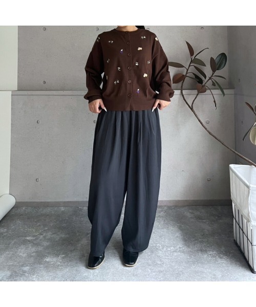 amini（アミニ）の「モチーフ刺繍　クルーネックニットカーディガン（カーディガン/ボレロ・レディース・ブラック/グレー/ブラウン・MEDIUM）」の17枚目の写真