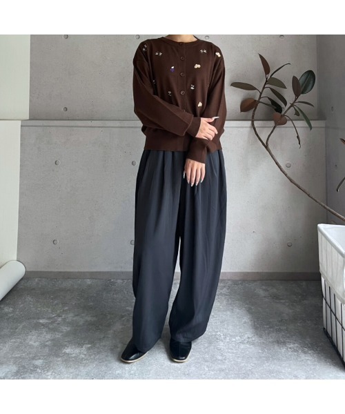 amini（アミニ）の「モチーフ刺繍　クルーネックニットカーディガン（カーディガン/ボレロ・レディース・ブラック/グレー/ブラウン・MEDIUM）」の18枚目の写真