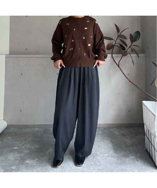 amini（アミニ）の「モチーフ刺繍　クルーネックニットカーディガン（カーディガン/ボレロ・レディース・ブラック/グレー/ブラウン・MEDIUM）」の19枚目の写真