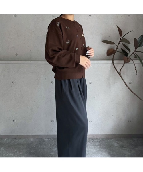 amini（アミニ）の「モチーフ刺繍　クルーネックニットカーディガン（カーディガン/ボレロ・レディース・ブラック/グレー/ブラウン・MEDIUM）」の20枚目の写真