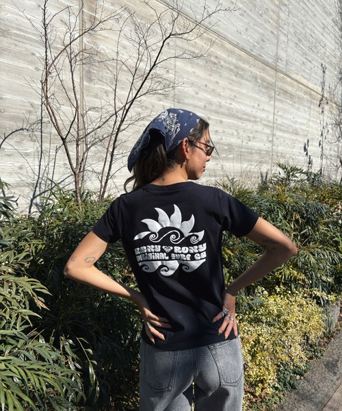 ROXY（ロキシー）の「FIRST DAY TEE/ロキシーバックプリント半袖Tシャツ（Tシャツ/カットソー・レディース・ホワイト/ブラック・MEDIUM/LARGE）」の2枚目の写真