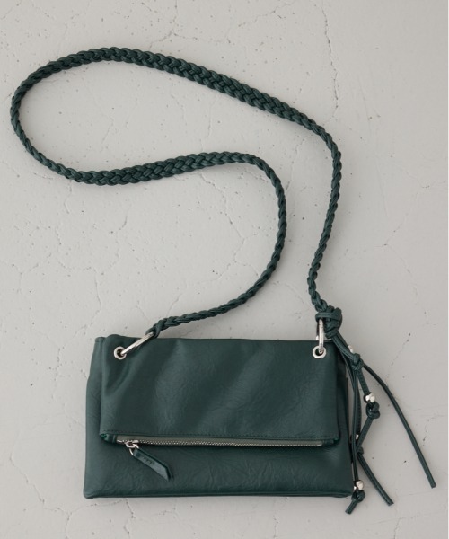 AZUL by moussy（アズールバイマウジー）の「スモールポケットピローバッグ（ショルダーバッグ・メンズ・シルバー/ブラック/グリーン・FREE）」の2枚目の写真