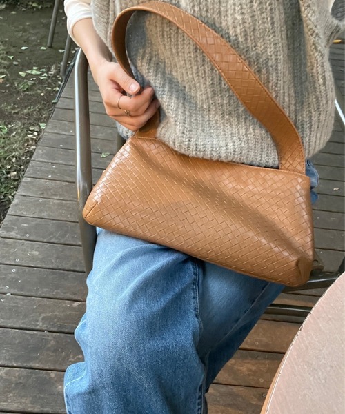EFOLE(エフォル)の「【ZOZO限定】Flat one shoulder /フラットワンショルダー(ショルダーバッグ・レディース・キャメル/ブラック・FREE)」の1枚目の写真