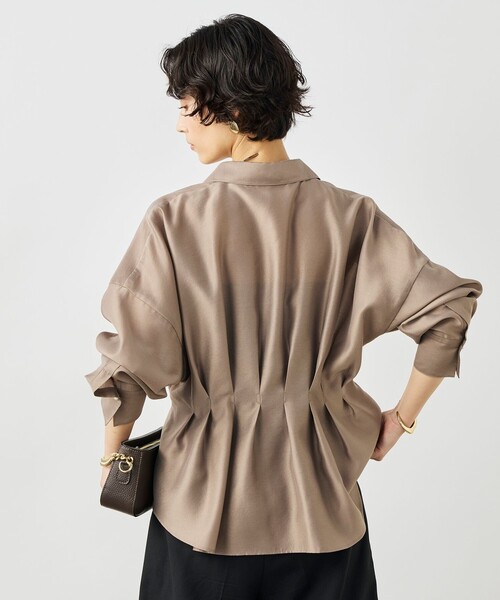 NOLLEY’S（ノーリーズ）の「ウォッシャブルパール釦スキッパータックブラウス（シャツ/ブラウス・レディース・カーキ/サックスブルー/オフホワイト/ネイビー・38）」の2枚目の写真