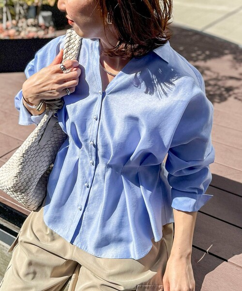 NOLLEY’S(ノーリーズ)の「ウォッシャブルパール釦スキッパータックブラウス(シャツ/ブラウス・レディース・カーキ/サックスブルー/オフホワイト/ネイビー・38)」の5枚目の写真