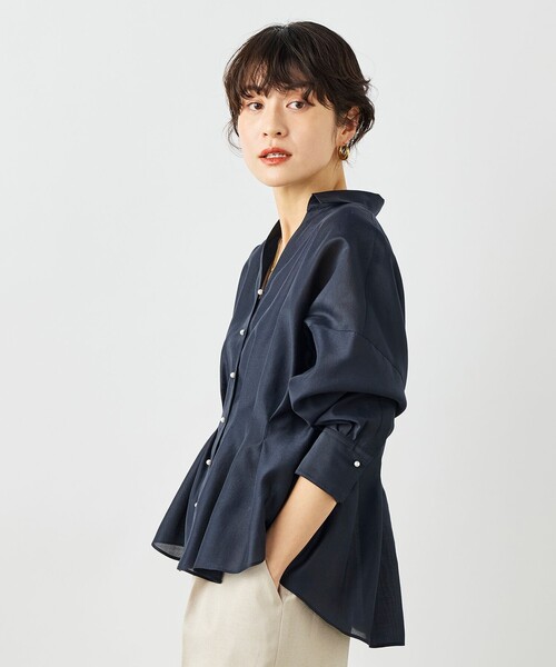 NOLLEY’S（ノーリーズ）の「ウォッシャブルパール釦スキッパータックブラウス（シャツ/ブラウス・レディース・カーキ/サックスブルー/オフホワイト/ネイビー・38）」の9枚目の写真