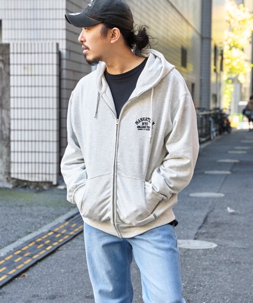 NO NEED(ノーニード)の「カレッジロゴトラジップパーカー(パーカー・メンズ・カーキ/ブラック/ナチュラル・LL/M/L)」の2枚目の写真