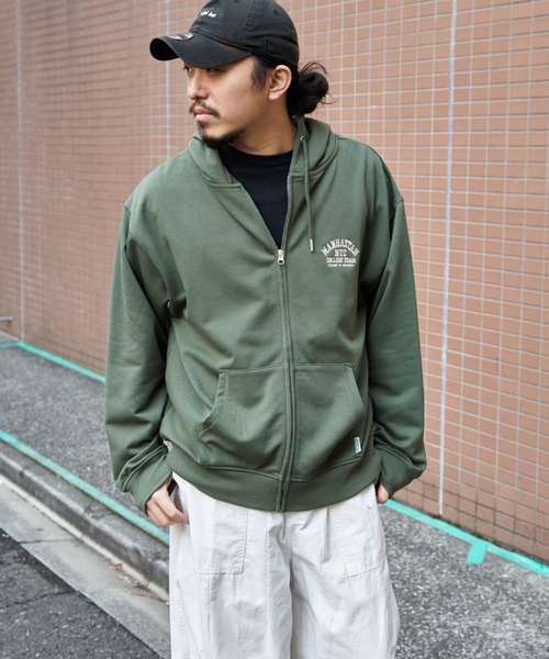 NO NEED(ノーニード)の「カレッジロゴトラジップパーカー(パーカー・メンズ・カーキ/ブラック/ナチュラル・LL/M/L)」の3枚目の写真