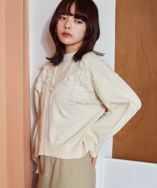 mysty woman（ミスティウーマン）の「花刺繍プチハイニット 640149（ニット/セーター・レディース・オフホワイト/グレー/ブラック・FREE）」の2枚目の写真
