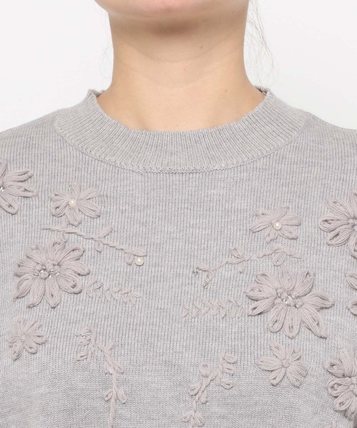 mysty woman（ミスティウーマン）の「花刺繍プチハイニット 640149（ニット/セーター・レディース・オフホワイト/グレー/ブラック・FREE）」の5枚目の写真