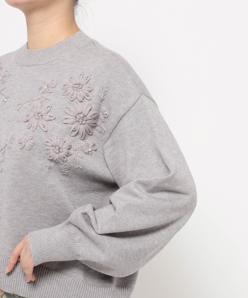 mysty woman（ミスティウーマン）の「花刺繍プチハイニット 640149（ニット/セーター・レディース・オフホワイト/グレー/ブラック・FREE）」の6枚目の写真