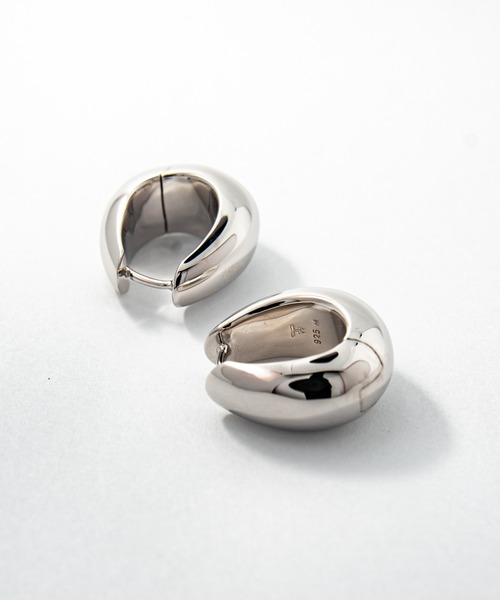TOM WOOD(トムウッド)の「【TOMWOOD】Ice Hoop Medium アイスフープ シルバー ピアス(ピアス(両耳用)・レディース・シルバー・FREE)」の4枚目の写真