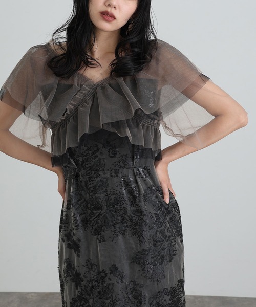 atlo(アトロ)の「ロング&袖あり フォーマル レイヤード チュール Iライン フラワー 刺繍レース セレモニー 結婚式 二次会 パーティー ドレス オケージョンドレス お呼ばれ 同窓会 成人式 (ドレス・レディース・ブラック/グレー/ベージュ・M)」の2枚目の写真