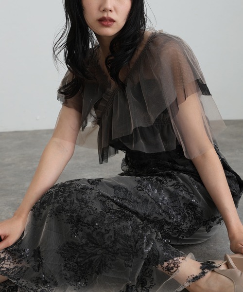atlo(アトロ)の「ロング&袖あり フォーマル レイヤード チュール Iライン フラワー 刺繍レース セレモニー 結婚式 二次会 パーティー ドレス オケージョンドレス お呼ばれ 同窓会 成人式 (ドレス・レディース・ブラック/グレー/ベージュ・M)」の4枚目の写真